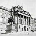 Braunschweig, „Schlossarkaden“. Unter Wiederverwendung von Spolien, die  1960 beim Abbruch der Schlossruine geborgen worden waren, hat man 2007 die Schlossfassade als Eingang zu einer Shopping Mall rekonstruiert